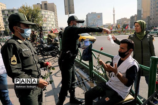 توزیع گل و ماسک در اولین روز از هفته ناجا