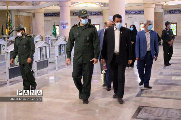 تجدید میثاق معاون پرورشی و فرهنگی اداره کل آموزش و پرورش استان بوشهر با شهدای دانش آموز و فرهنگی