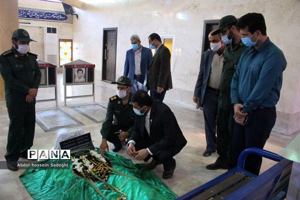 تجدید میثاق معاون پرورشی و فرهنگی اداره کل آموزش و پرورش استان بوشهر با شهدای دانش آموز و فرهنگی