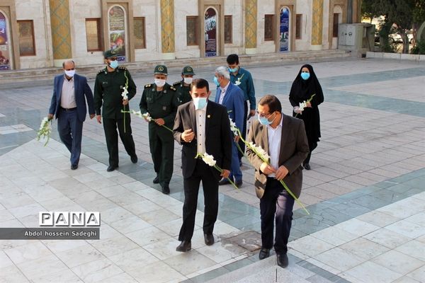 تجدید میثاق معاون پرورشی و فرهنگی اداره کل آموزش و پرورش استان بوشهر با شهدای دانش آموز و فرهنگی