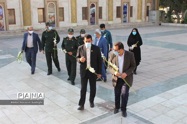تجدید میثاق معاون پرورشی و فرهنگی اداره کل آموزش و پرورش استان بوشهر با شهدای دانش آموز و فرهنگی