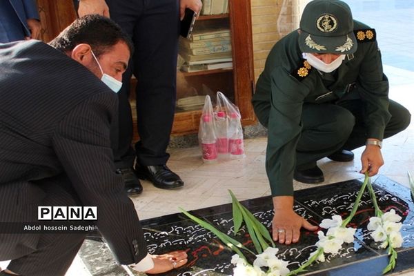 تجدید میثاق معاون پرورشی و فرهنگی اداره کل آموزش و پرورش استان بوشهر با شهدای دانش آموز و فرهنگی