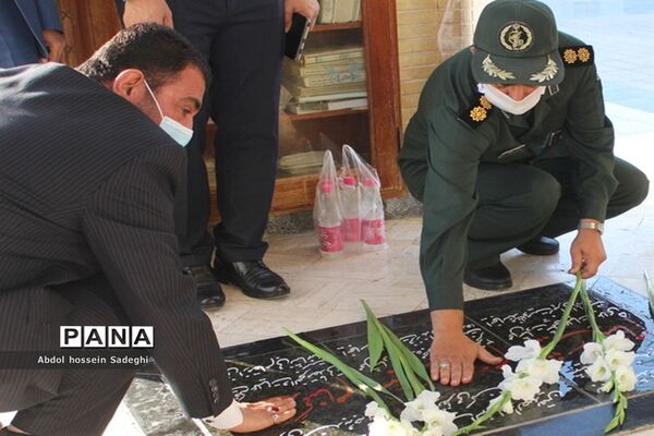 تجدید میثاق معاون پرورشی و فرهنگی اداره کل آموزش و پرورش استان بوشهر با شهدای دانش آموز و فرهنگی