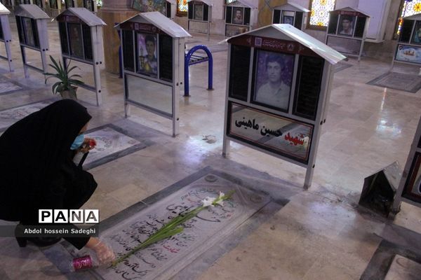 تجدید میثاق معاون پرورشی و فرهنگی اداره کل آموزش و پرورش استان بوشهر با شهدای دانش آموز و فرهنگی