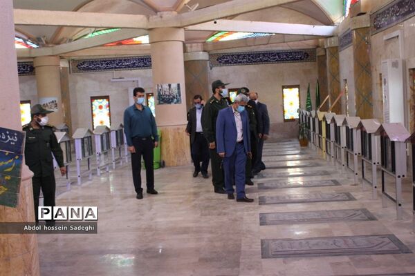 تجدید میثاق معاون پرورشی و فرهنگی اداره کل آموزش و پرورش استان بوشهر با شهدای دانش آموز و فرهنگی