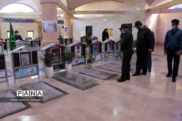 تجدید میثاق معاون پرورشی و فرهنگی اداره کل آموزش و پرورش استان بوشهر با شهدای دانش آموز و فرهنگی