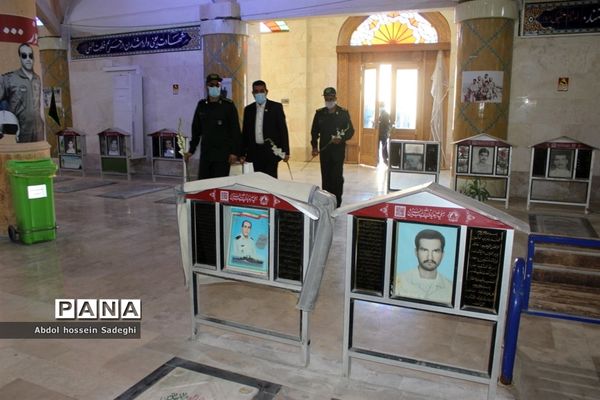 تجدید میثاق معاون پرورشی و فرهنگی اداره کل آموزش و پرورش استان بوشهر با شهدای دانش آموز و فرهنگی