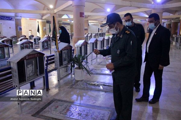 تجدید میثاق معاون پرورشی و فرهنگی اداره کل آموزش و پرورش استان بوشهر با شهدای دانش آموز و فرهنگی