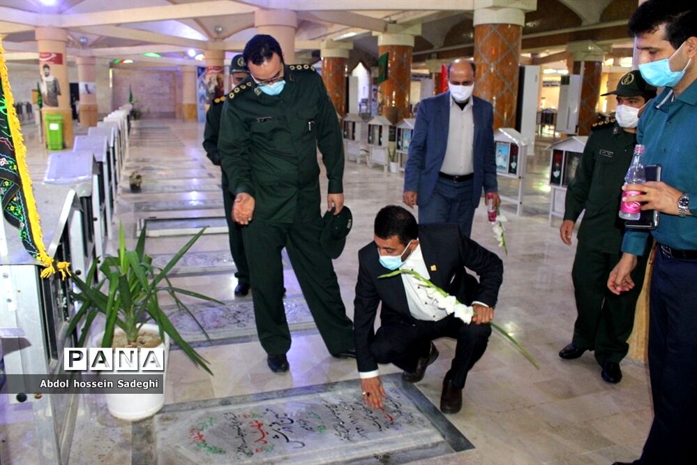 تجدید میثاق معاون پرورشی و فرهنگی اداره کل آموزش و پرورش استان بوشهر با شهدای دانش آموز و فرهنگی