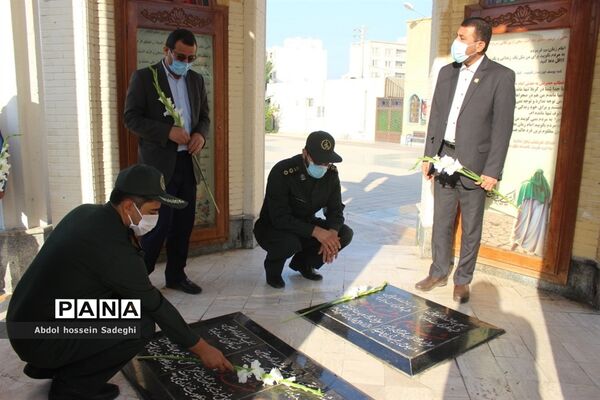 تجدید میثاق معاون پرورشی و فرهنگی اداره کل آموزش و پرورش استان بوشهر با شهدای دانش آموز و فرهنگی