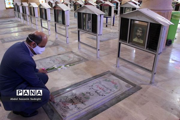 تجدید میثاق معاون پرورشی و فرهنگی اداره کل آموزش و پرورش استان بوشهر با شهدای دانش آموز و فرهنگی