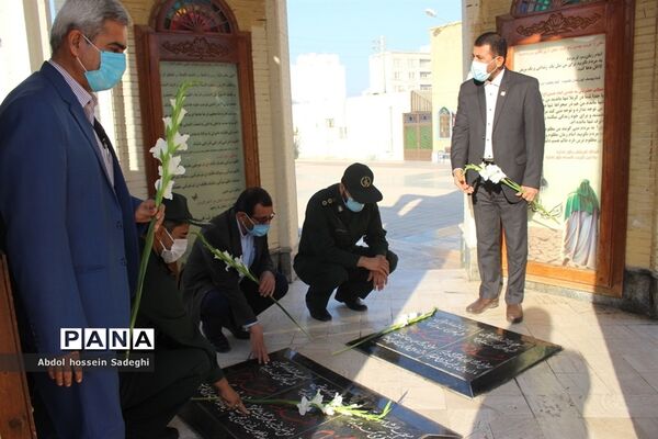 تجدید میثاق معاون پرورشی و فرهنگی اداره کل آموزش و پرورش استان بوشهر با شهدای دانش آموز و فرهنگی