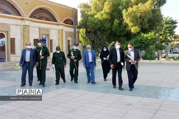 تجدید میثاق معاون پرورشی و فرهنگی اداره کل آموزش و پرورش استان بوشهر با شهدای دانش آموز و فرهنگی