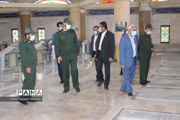 تجدید میثاق معاون پرورشی و فرهنگی اداره کل آموزش و پرورش استان بوشهر با شهدای دانش آموز و فرهنگی