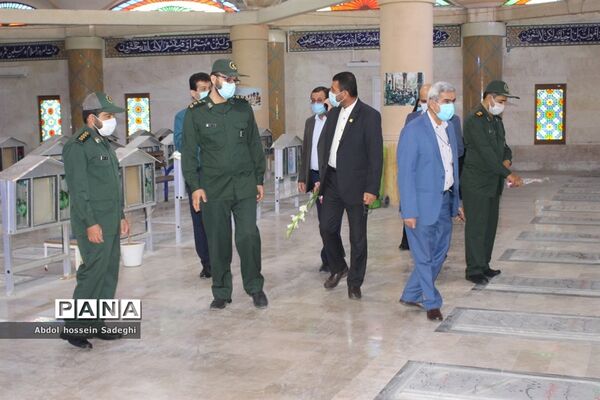 تجدید میثاق معاون پرورشی و فرهنگی اداره کل آموزش و پرورش استان بوشهر با شهدای دانش آموز و فرهنگی