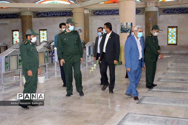 تجدید میثاق معاون پرورشی و فرهنگی اداره کل آموزش و پرورش استان بوشهر با شهدای دانش آموز و فرهنگی