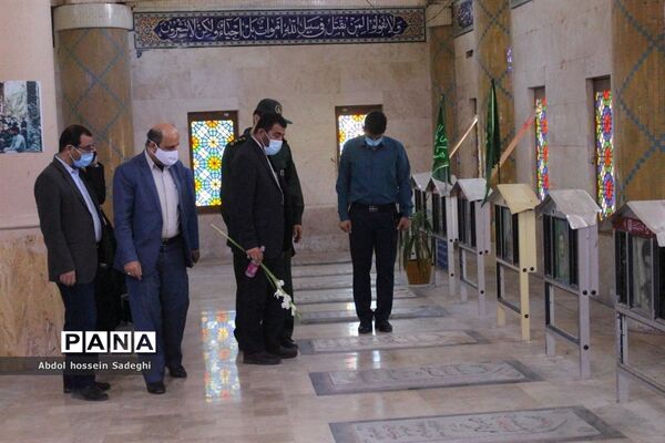 تجدید میثاق معاون پرورشی و فرهنگی اداره کل آموزش و پرورش استان بوشهر با شهدای دانش آموز و فرهنگی