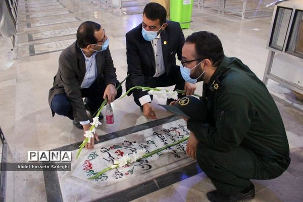 تجدید میثاق معاون پرورشی و فرهنگی اداره کل آموزش و پرورش استان بوشهر با شهدای دانش آموز و فرهنگی