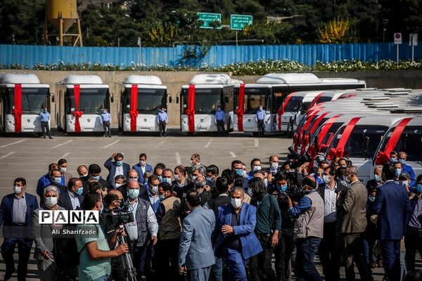 آیین بهره برداری از ۱۰۰ دستگاه اتوبوس و مینی بوس جدید در ناوگان حمل و‌نقل تهران