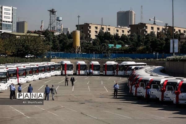 آیین بهره برداری از ۱۰۰ دستگاه اتوبوس و مینی بوس جدید در ناوگان حمل و‌نقل تهران