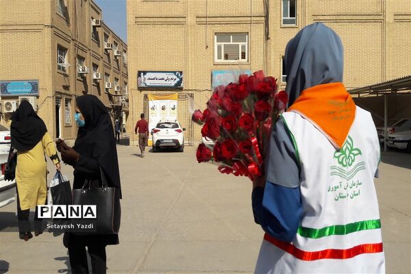 توزیع گل توسط دانش آموز پیشتاز دبیرستان هیات امنایی پاینده بمناسبت میلاد پیامبر (ص)
