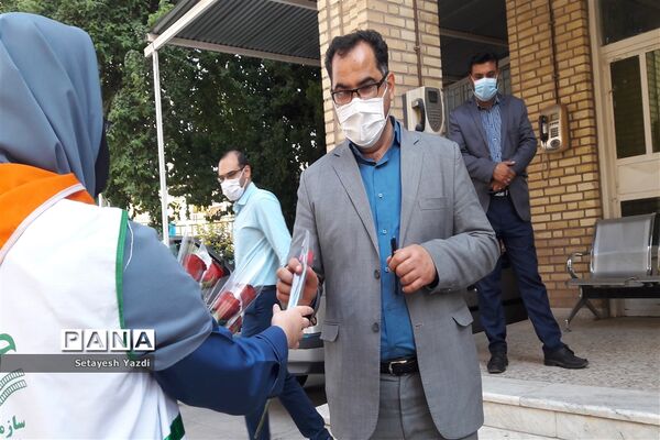 توزیع گل توسط دانش آموز پیشتاز دبیرستان هیات امنایی پاینده بمناسبت میلاد پیامبر (ص)