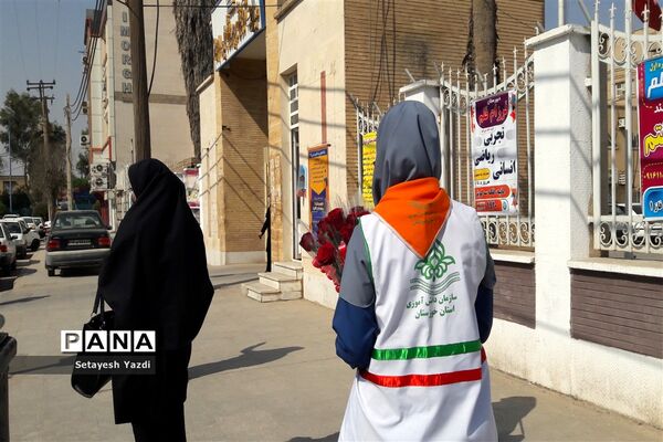 توزیع گل توسط دانش آموز پیشتاز دبیرستان هیات امنایی پاینده بمناسبت میلاد پیامبر (ص)