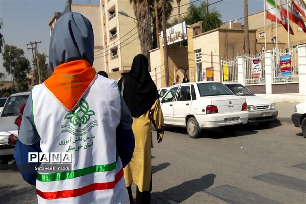 توزیع گل توسط دانش آموز پیشتاز دبیرستان هیات امنایی پاینده بمناسبت میلاد پیامبر (ص)