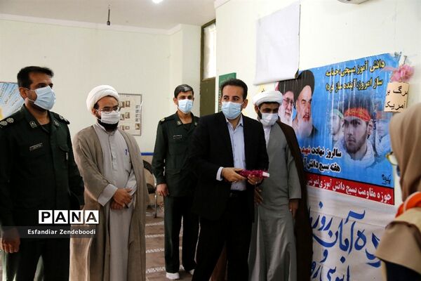 نواختن زنگ استکبار ستیزی در مدارس اهرم