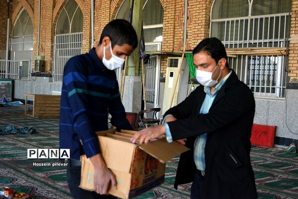 بسته بندی مواد غذایی برای توزیع میان افراد نیازمند در بیرجند