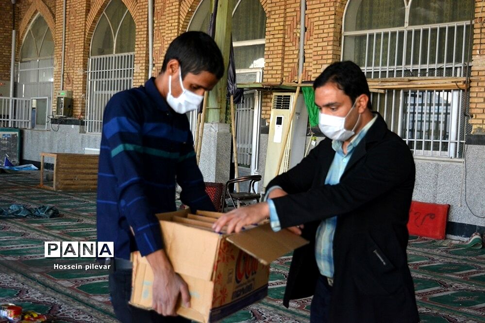 بسته بندی مواد غذایی برای توزیع میان افراد نیازمند در بیرجند