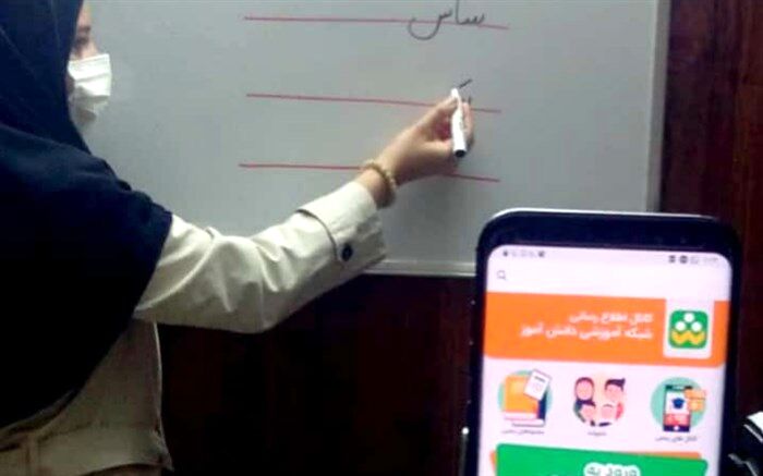 تقدیر از آموزگار دلسوز و فداکار پایه اول دبستان پیروزی ناحیه 6 مشهد