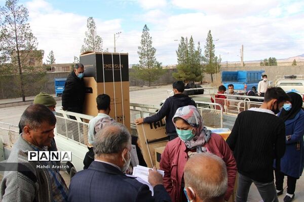 دستان مهر ورز گل لبخند رابرلبان زوج های خوسفی آورد