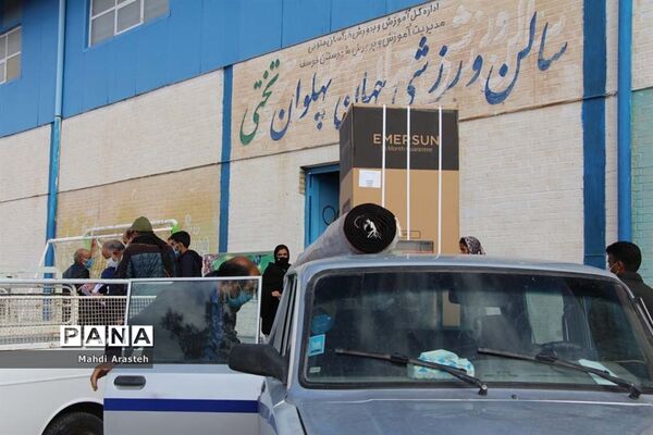 دستان مهر ورز گل لبخند رابرلبان زوج های خوسفی آورد