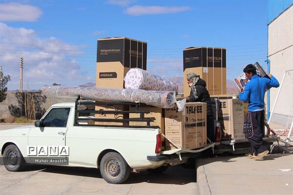دستان مهر ورز گل لبخند رابرلبان زوج های خوسفی آورد