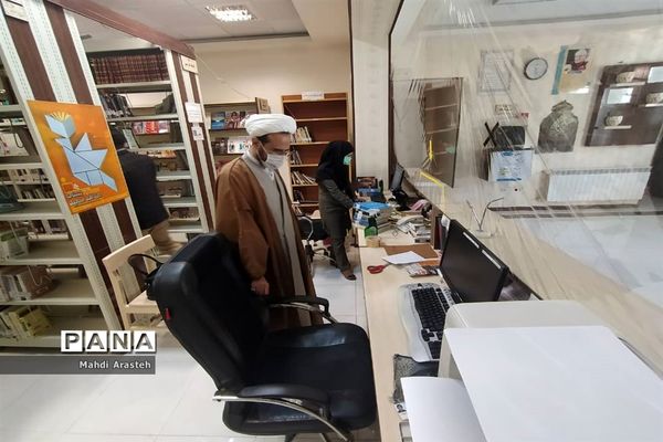 بازدید امام جمعه شهرستان خوسف از کتابخانه شکوهی خوسف به مناسبت روز کتاب و کتابخوانی