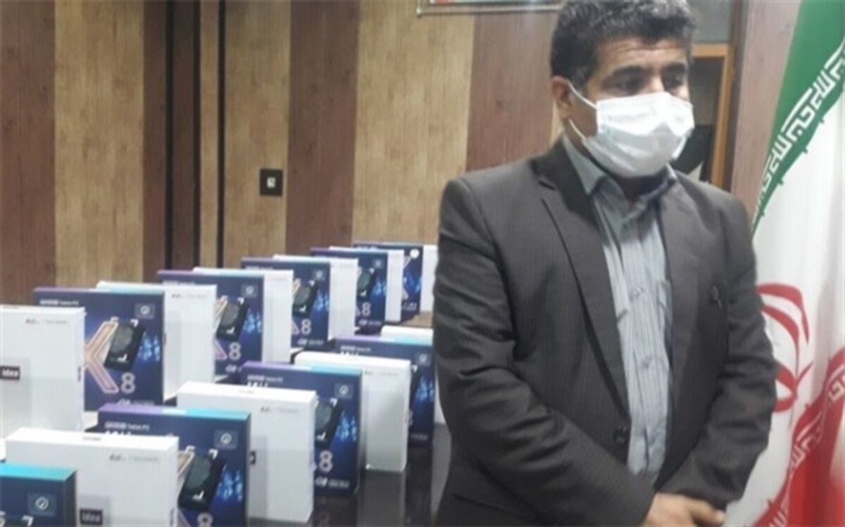 آموزش و پرورش گناوه ۶۴ تبلت به دانش‌آموزان نیازمند اهدا کرد