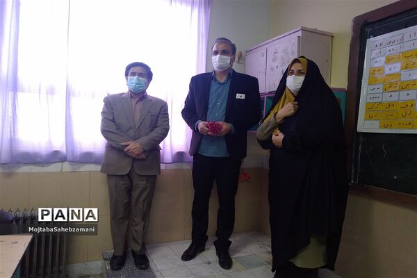 افتتاح کتابخانه های کلاسی در دبستان باهنر شهرستان کاشمر