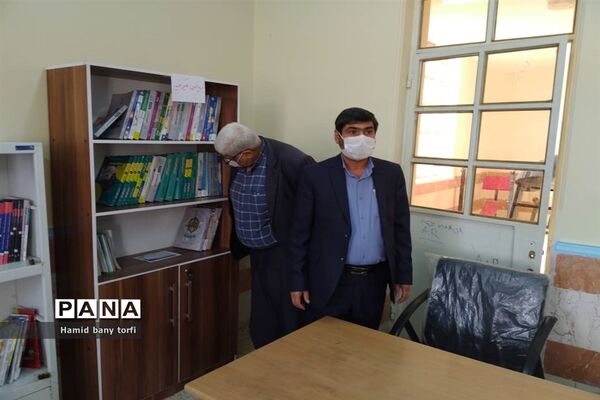 نواختن زنگ کتاب و کتابخوانی بصورت نمادین درهنرستان ولایت شهرستان حمیدیه