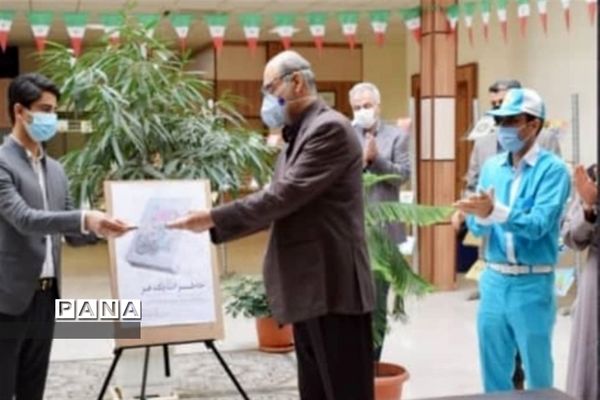 رونمایی از کتاب خاطرات یک فر به قلم دانش‌آموز شهرقدسی
