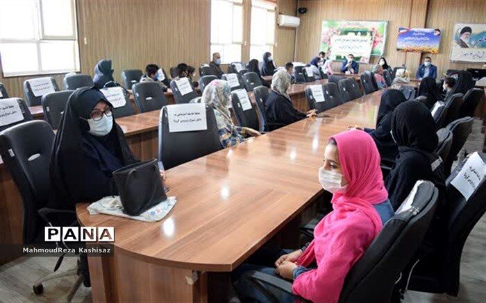  تجلیل از دانش آموزان برتر جشنواره کشوری " هر خانواده یک کانون یاریگر زندگی
