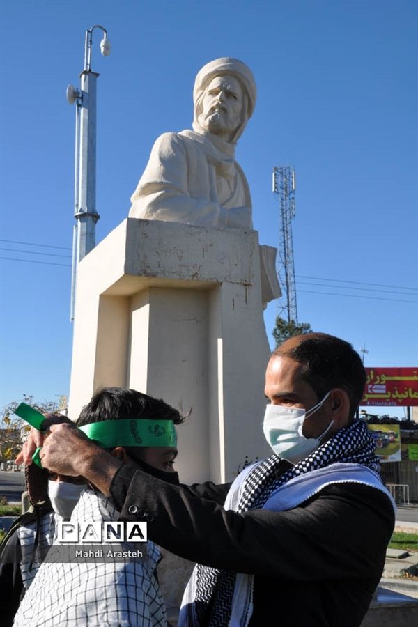 اجرا خیابانی گروه سرودعاشقان ولایت به مناسبت هفته بسیج درشهرستان خوسف