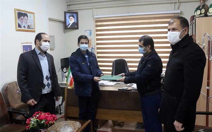 اهداء اعتبارنامه نماینده مجلس دانش آموزی استان همدان