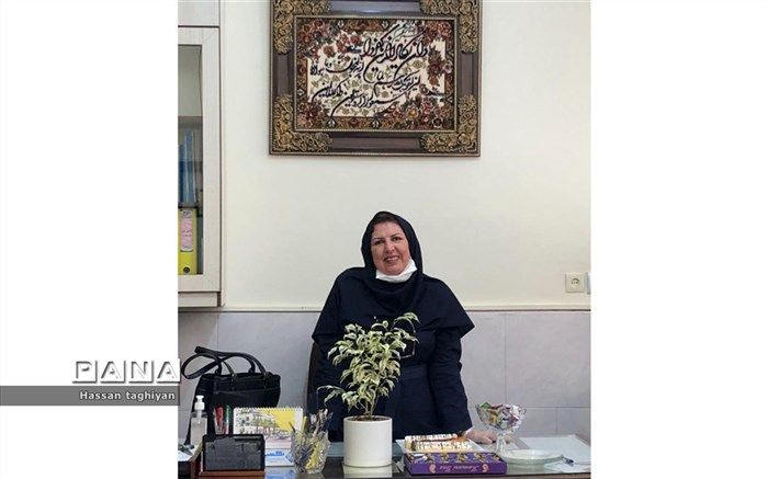 تفاوت کلاسهای ما باکلاسهای عادی، گذاشتن آینه در کلاس است