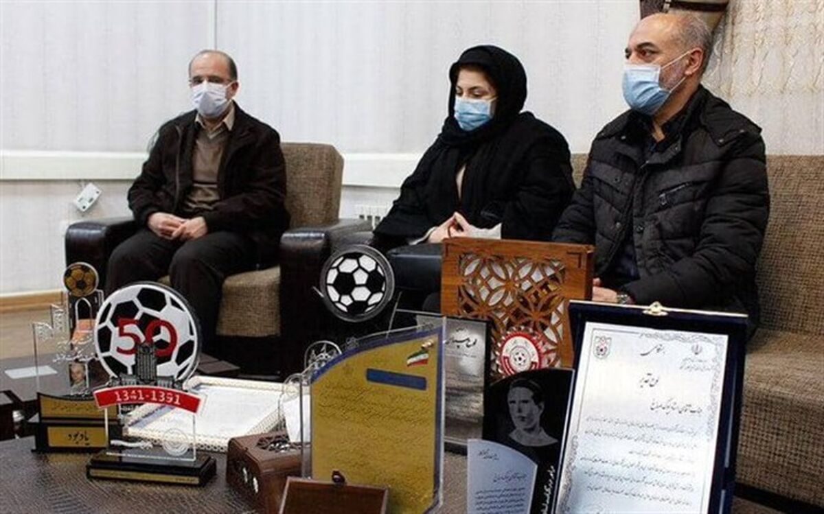 لوح‌های قهرمانی «صباغ» به موزه فوتبال آذربایجان اهدا شد