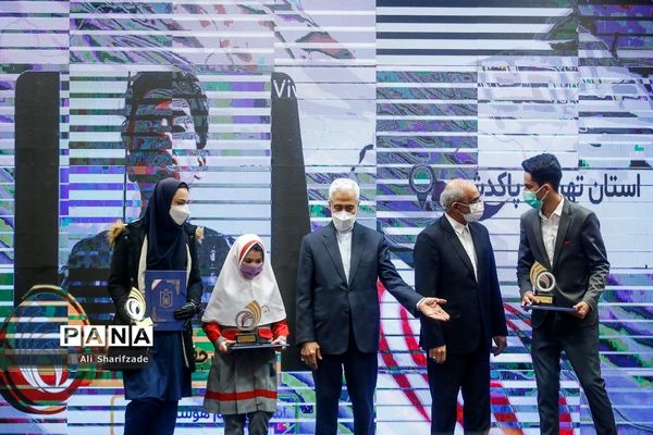 آیین تجلیل از دانش‌آموزان پژوهشگر و فناوران برگزیده