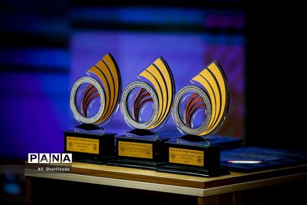 آیین تجلیل از دانش‌آموزان پژوهشگر و فناوران برگزیده