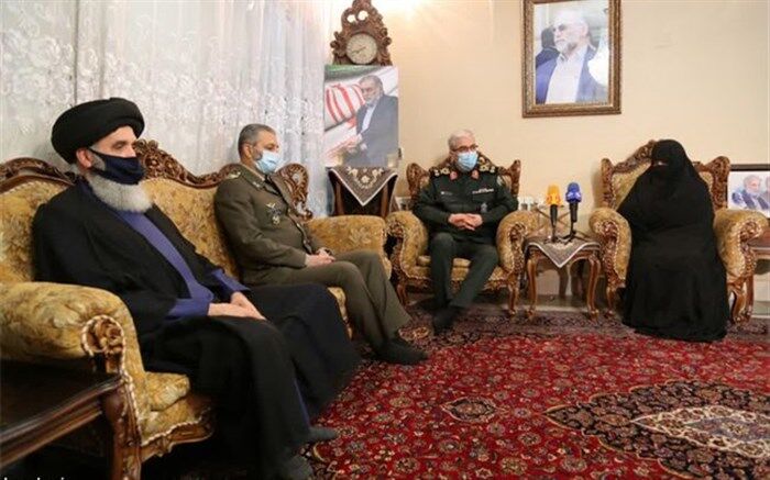 تقدیم نشان درجه یک نصر به دانشمند شهید محسن فخری‌زاده