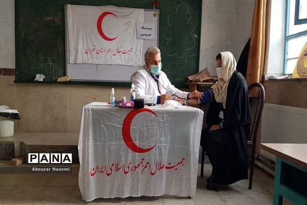 استقرار کاروان سلامت جمعیت هلال احمر پاکدشت در روستای حاجی آباد