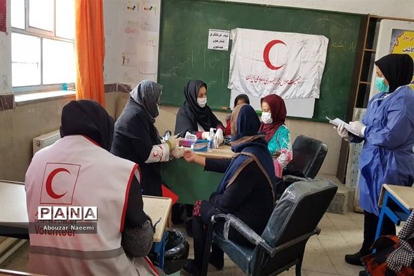 استقرار کاروان سلامت جمعیت هلال احمر پاکدشت در روستای حاجی آباد
